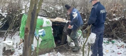 W ostatniej chwili! Mieszkał w szałasie z gałęzi, cudem uniknął śmierci