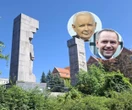 Pomnik budzi emocje w mieście Kontrowersyjny pomnik do dziś stoi w centrum miasta. Kaczyński i Nawrocki chcieli go zburzyć