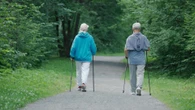 Trening dla seniora Nordic walking odchodzi do lamusa? Oto najlepsza aktywność fizyczna po 60-tce. Bezpieczne dla stawów i poprawiają pamięć