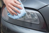 Czyste auto Szwagier wziął połówkę, wsypał sody i przetarł matowe reflektory samochodowe w swoim Passacie. Teraz lśnią jak nowe. Czyszczenie reflektorów