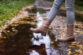 Buty nie będą przemakać Podgrzej w garnku i wetrzyj w buty. Zadziała jak impregnat i zabezpieczy obuwie przed wodą. Domowy sposób na impregnację butów
