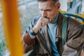 Seniorzy powinni się zabezpieczyć Sezon infekcji oddechowych rozpoczęty: COVID-19, RSV i grypa znów groźne. Zapisz się na szczepienie!