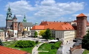 Incydent w Krakowie Kibice wywiesili flagi na murach Wawelu i odpalili race. Policja wylegitymowała 125 osób
