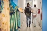 Mężczyzna zatrzymany Zaatakował Matkę Boską pod kościołem! "Zrzucił z postumentu"