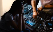 Szok! Bulwersujące zachowanie DJ-a. 47-latek oskarżony