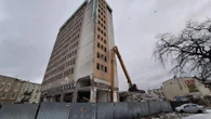 Budynek sprzed lat Koszaliński wieżowiec z PRL runął. Została tylko dziura w ziemi