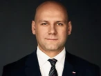 Sprawa wstrząsnęła sceną polityczną Szynkowski vel Sęk po pobiciu Niedzielskiego: „Oburzające i godne potępienia. Obciąża Kierwińskiego”
