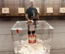 "Z ręką w nocniku" Peja najpierw pokazał fotkę z wyborów, teraz ostro je skomentował. Mówi o elitach. "…