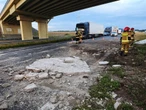 Poważny wypadek na A2 Kierujący tirem rozbił się na wiadukcie! Było tylko słychać ogromny huk [ZDJĘCIA]