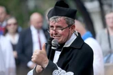 Warto wiedzieć! Ksiądz promuje "cudowną wodę". Sanepid ostrzega