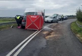 Tragedia w Wielkopolsce BMW huknęło w busa! 49-letnia kobieta nie żyje, cztery osoby zabrały karetki