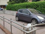 Kuriozalny błąd kierowcy 60-latek pomylił drogę i zjechał autem po schodach. Na miejsce została wezwana polic…