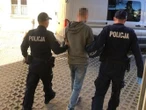 Wstrząsające! Brutalny atak w Ciechanowie. 24-latek dźgnął nożem znajomego w szyję