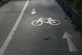 Przedziwny wypadek w Toruniu. Rowerzysta wjechał w niewidoczną taśmę. Prokuratura ...