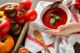 Letnie gotowanie Zrób pomidorówkę ze świeżych pomidorów. Dodaj jeden składnik, który sprawi, że zupa będzie smakowała, jak lato zamknięte w garnku