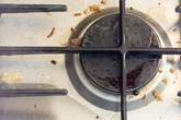 Porządki kuchenne Wetrzyj w przypalone palniki w kuchence. Po chwili będą jak nowe. Czyszczenie palnik…
