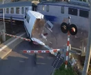 Szokujący wypadek! Pociąg rozerwał dostawczego busa na strzępy! Przerażające nagranie z przejazdu kolejowego pod Krakowem