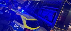 Niecodzienny przemyt Chciał być sprytny, policjanci okazali się sprytniejsi. To znaleźli na naczepie tira