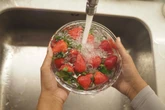 Sezon na owoce Zrób to z truskawkami przed ich zjedzeniem, a będą naprawdę czyste. Samo płukanie ow…