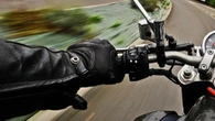 Tragedia Motocyklista z impetem wjechał w auto. 37-latek zmarł w szpitalu