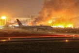 ZDJĘCIA Gigantyczny pożar sparaliżował lotnisko! Chaos i straty liczone w milionach