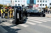 SZOK! Kraksa w centrum miasta! Auto zatrzymało się na boku. "Oślepiło mnie słońce"