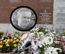 Morze kwiatów i żałobne wstęgi Sławomir Wałęsa spoczął obok brata. Lech Wałęsa płakał nad urną syna