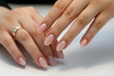 Modny manicure Przepiękne paznokcie na zimę 2024 podbijają salony kosmetyczne. Modne i delikatne. M…