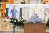 Pożegnanie gwiazdy Pogrzeb Tomasza Jakubiaka. Słowa żony i synka łamią serce. Tak wygląda ostatnia drog…
