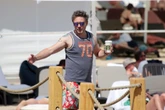 Andrzej Piaseczny przyłapany z na plaży z piękną brunetką. Gorące zdjęcia!