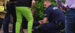 Ogromne brawa! Niebywała odwaga policjantów. Wynieśli z płonącego budynku niepełnosprawnego mężczyz…