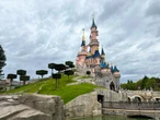 Zatrudnił setki statystów! 9-letnia "panna młoda"! Przestępca seksualny wynajął Disneyland, by odegrać ślub z d…