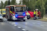 MĘŻCZYZNA WALCZY O ŻYCIE Tragedia w Warszawie. Motocykl wbił się w drzewo, nie żyje kobieta