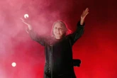 Cel jest wzniosły Ozzy na emeryturze maluje z szympansami! Musisz to zobaczyć