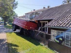 Nietypowy wypadek Przyczepa z pszenicą wbiła się w dom