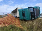 Pękł resor Przewrócona ciężarówka zablokowała rondo. 30 ton jabłek na drodze