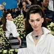 Skóra napięta do granic możliwości Anne Hathaway niczym figura woskowa. Nie wygląda na 42 lata!