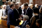 łzy same płyną Morawiecki na pogrzebie mamy. Ten gest mówi więcej niż tysiąc słów. Poruszające!