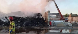 Pożar wybuchł w środku nocy Pożar hałdy odpadów w zakładzie recyklingowym w Rawiczu. Czy istnieje zagrożenie dl…