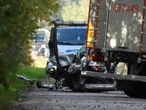Wstrząsające Śmierć na drodze. Zderzyli się czołowo, jeden z kierowców wypadł z auta