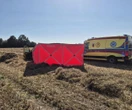 Ogromna tragedia! Śmierć podczas żniw. Prasa do słomy wciągnęła 26-letniego rolnika. Nic nie dało się zrobić