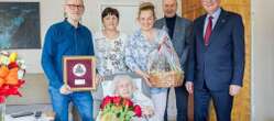 Najlepsze życzenia! 68 lat małżeństwa i ogród pełen radości! Pani Regina świętuje 100. urodziny