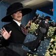 Co za kreacja Rihanna ogłosiła ciążę na Met Gali 2025. Okrągły brzuszek wcisnęła w gorset!