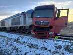 Warmińsko-mazurskie Dramat na torach. Tir wjechał w pociąg. Poważne utrudnienia