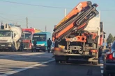 nietypowa przeszkoda! Droga zablokowana przez... zwisający drut. Interweniowała policja