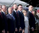 Uroczystości państwowe Obchody Święta Wojska Polskiego. Nawrocki w jednym rzędzie z Hołownią i Kosiniakiem-Kamyszem