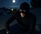 AKCJA JAK Z FILMU Złodziej jak ninja! Włamał się przez dach i ukradł 50 tysięcy