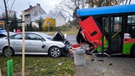 Wypadek Uderzył w latarnię i autobus. Kierowca opla trafił do szpitala