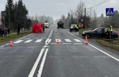 Wielka tragedia Kierowca tira staranował 14-latkę na przejściu! Śmiertelny wypadek na DK42 w Parszow…