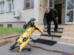 PIERWSZY TAKI W SŁUŻBACH Ma cztery łapy, stalowe serce i właśnie podał łapę policjantowi. „Robopies” nowym hitem w służbach